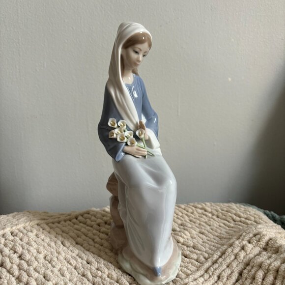 Lladro 4972 "Girl with Lilies Sitting" Porcelain Figurine - Picture 3 of 5